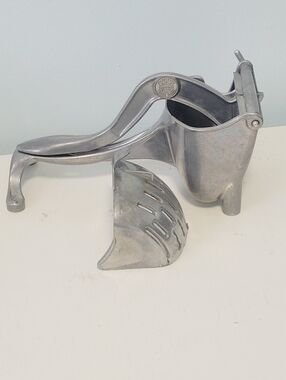 Vintage Wear-Ever Hand Juicer/Citrus Press- Aluminum